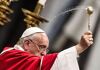 Papa Francisco aspergindo agua benta