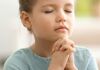 criança rezando